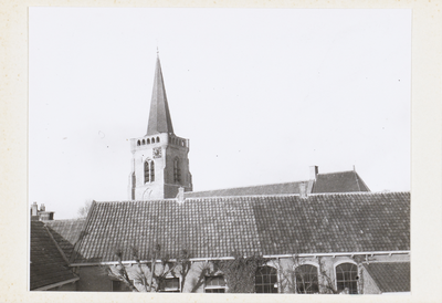 130585 Gezicht op de toren van de Nederlands Hervormde kerk (Kerkstraat 5) te Jaarsveld (gemeente Lopik), vanaf de ...
